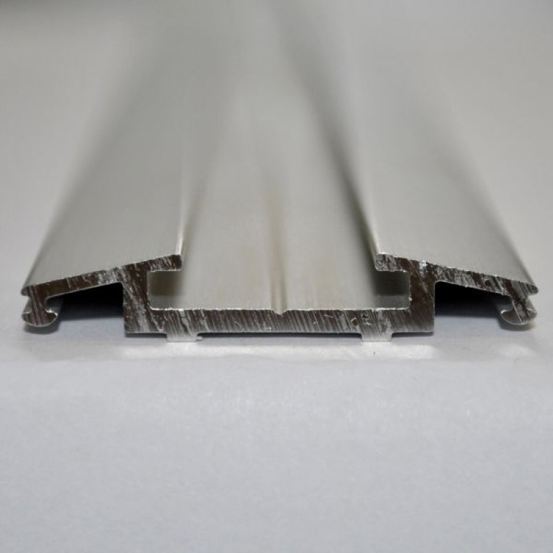 Șină de aluminiu pentru acoperirea imbinarii dintre 2 plăcii. Lungime 5 m. Preț per bucată.